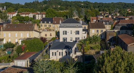 Sarlat-la-Canéda – Maison de ville entièrement rénovée avec espace balnéo, ascenseur, terrasses et stationnement