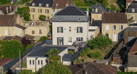 Sarlat-la-Canéda – Maison de ville entièrement rénovée avec espace balnéo, ascenseur, terrasses et stationnement