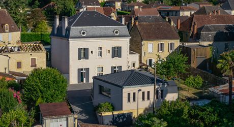 Sarlat-la-Canéda – Maison de ville entièrement rénovée avec espace balnéo, ascenseur, terrasses et stationnement