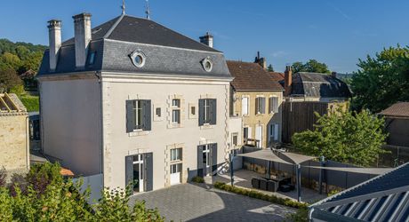 Sarlat-la-Canéda – Maison de ville entièrement rénovée avec espace balnéo, ascenseur, terrasses et stationnement