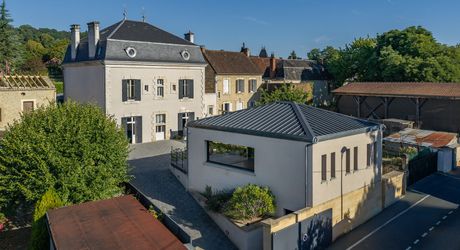 Sarlat-la-Canéda – Maison de ville entièrement rénovée avec espace balnéo, ascenseur, terrasses et stationnement