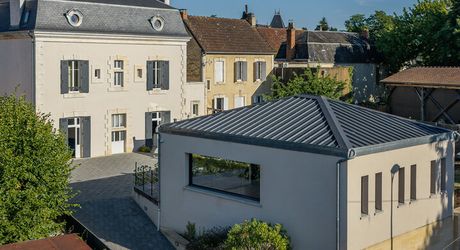Sarlat-la-Canéda – Maison de ville entièrement rénovée avec espace balnéo, ascenseur, terrasses et stationnement