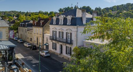 Sarlat-la-Canéda – Maison de ville entièrement rénovée avec espace balnéo, ascenseur, terrasses et stationnement