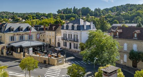 Sarlat-la-Canéda – Maison de ville entièrement rénovée avec espace balnéo, ascenseur, terrasses et stationnement