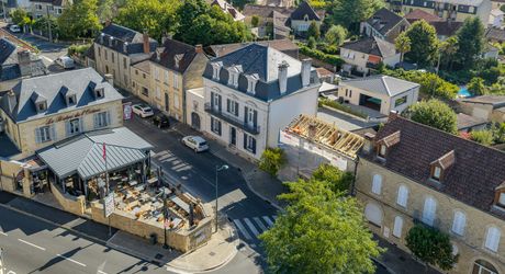 Sarlat-la-Canéda – Maison de ville entièrement rénovée avec espace balnéo, ascenseur, terrasses et stationnement