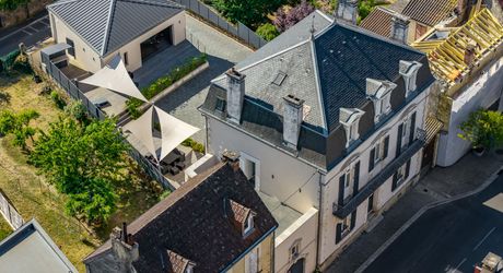 Sarlat-la-Canéda – Maison de ville entièrement rénovée avec espace balnéo, ascenseur, terrasses et stationnement