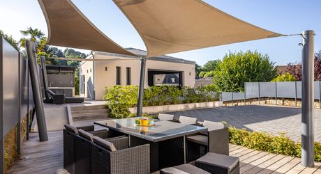 Sarlat-la-Canéda – Maison de ville entièrement rénovée avec espace balnéo, ascenseur, terrasses et stationnement