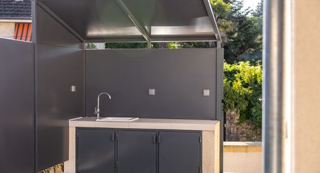 Sarlat-la-Canéda – Maison de ville entièrement rénovée avec espace balnéo, ascenseur, terrasses et stationnement