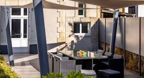 Sarlat-la-Canéda – Maison de ville entièrement rénovée avec espace balnéo, ascenseur, terrasses et stationnement