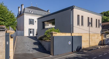 Sarlat-la-Canéda – Maison de ville entièrement rénovée avec espace balnéo, ascenseur, terrasses et stationnement