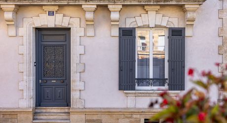 Sarlat-la-Canéda – Maison de ville entièrement rénovée avec espace balnéo, ascenseur, terrasses et stationnement