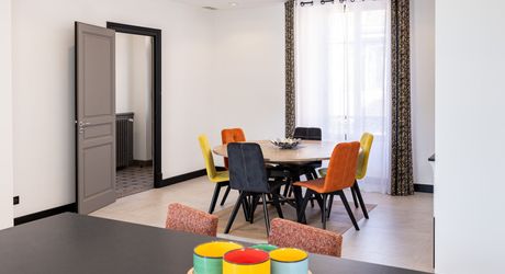 Sarlat-la-Canéda – Maison de ville entièrement rénovée avec espace balnéo, ascenseur, terrasses et stationnement