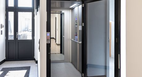 Sarlat-la-Canéda – Maison de ville entièrement rénovée avec espace balnéo, ascenseur, terrasses et stationnement