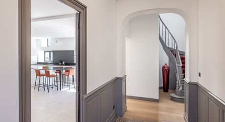 Sarlat-la-Canéda – Maison de ville entièrement rénovée avec espace balnéo, ascenseur, terrasses et stationnement