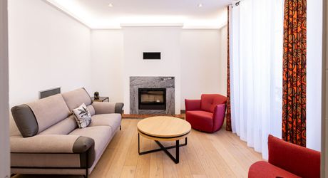 Sarlat-la-Canéda – Maison de ville entièrement rénovée avec espace balnéo, ascenseur, terrasses et stationnement