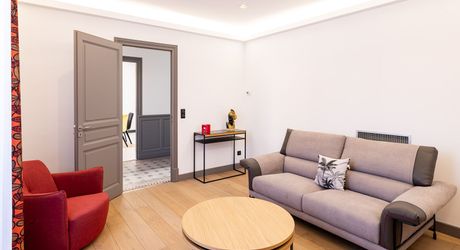 Sarlat-la-Canéda – Maison de ville entièrement rénovée avec espace balnéo, ascenseur, terrasses et stationnement