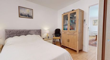 Appartement T3 de standing en rez-de-jardin avec  petit jardinet et place de parking sécurisée 