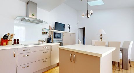 Appartement T3 de standing en rez-de-jardin avec  petit jardinet et place de parking sécurisée 