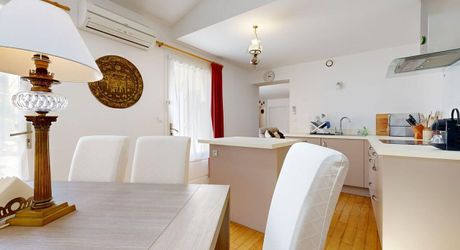 Appartement T3 de standing en rez-de-jardin avec  petit jardinet et place de parking sécurisée 