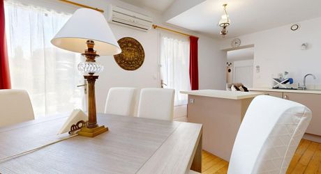 Appartement T3 de standing en rez-de-jardin avec  petit jardinet et place de parking sécurisée 