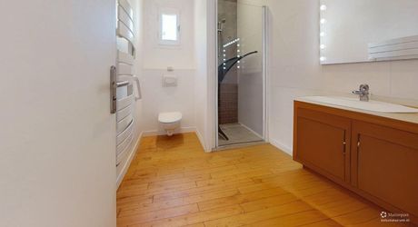 Appartement T3 de standing en rez-de-jardin avec  petit jardinet et place de parking sécurisée 