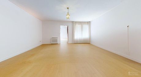 Appartement T3 de standing en rez-de-jardin avec  petit jardinet et place de parking sécurisée 