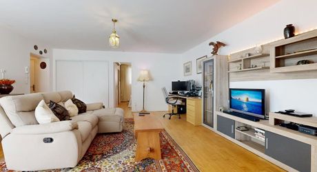 Appartement T3 de standing en rez-de-jardin avec  petit jardinet et place de parking sécurisée 