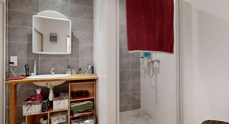 Appartement T3 de standing en rez-de-jardin avec  petit jardinet et place de parking sécurisée 