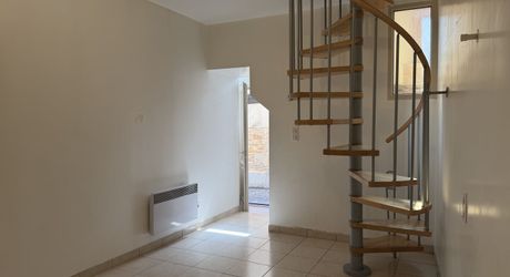 Maison rénovée de plain-pied avec terrasse et maison attenante à rénover au coeur d'un village médiéval.