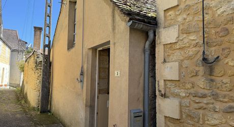 Maison rénovée de plain-pied avec terrasse et maison attenante à rénover au coeur d'un village médiéval.