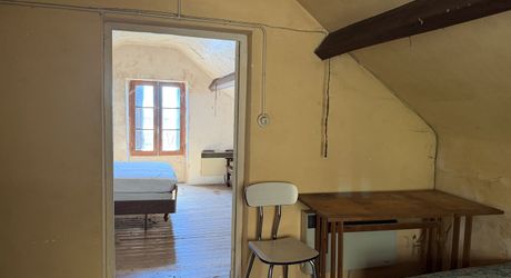 Maison rénovée de plain-pied avec terrasse et maison attenante à rénover au coeur d'un village médiéval.