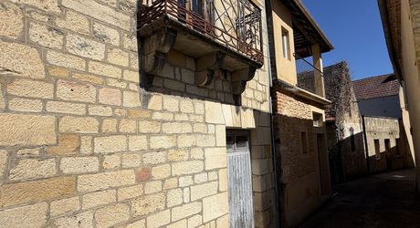 Maison rénovée de plain-pied avec terrasse et maison attenante à rénover au coeur d'un village médiéval.