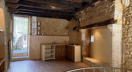 Maison rénovée de plain-pied avec terrasse et maison attenante à rénover au coeur d'un village médiéval.