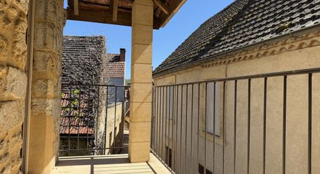 Maison rénovée de plain-pied avec terrasse et maison attenante à rénover au coeur d'un village médiéval.