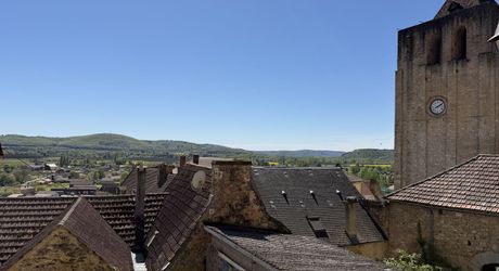Maison rénovée de plain-pied avec terrasse et maison attenante à rénover au coeur d'un village médiéval.