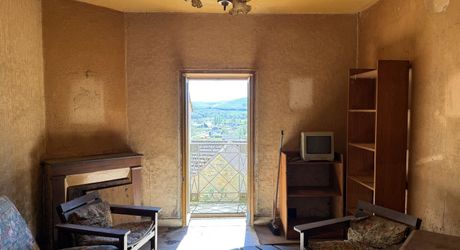 Maison rénovée de plain-pied avec terrasse et maison attenante à rénover au coeur d'un village médiéval.