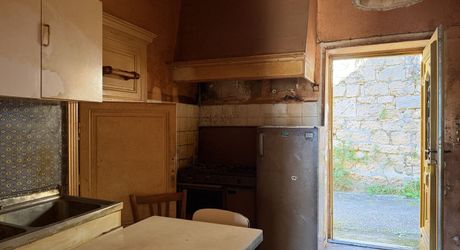 Maison rénovée de plain-pied avec terrasse et maison attenante à rénover au coeur d'un village médiéval.