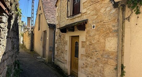 Maison rénovée de plain-pied avec terrasse et maison attenante à rénover au coeur d'un village médiéval.