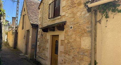 Maison rénovée de plain-pied avec terrasse et maison attenante à rénover au coeur d'un village médiéval.