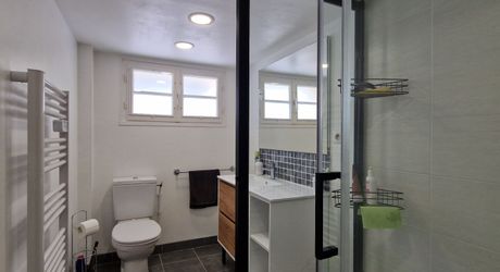 Maison 4 chambres, dépendance, piscine et jardin proche du village.