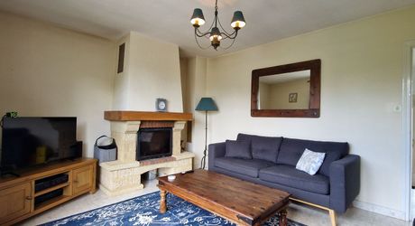 Maison 4 chambres, dépendance, piscine et jardin proche du village.
