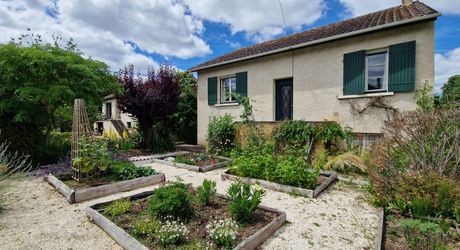Maison 4 chambres, dépendance, piscine et jardin proche du village.