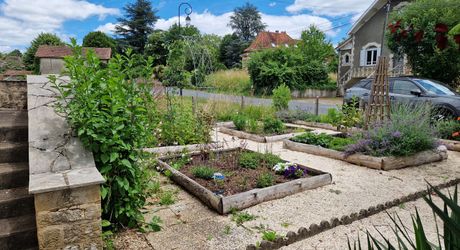 Maison 4 chambres, dépendance, piscine et jardin proche du village.