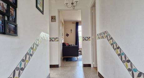 Maison 4 chambres, dépendance, piscine et jardin proche du village.