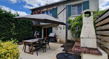 Maison 4 chambres, dépendance, piscine et jardin proche du village.