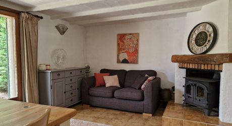Maison 4 chambres, dépendance, piscine et jardin proche du village.
