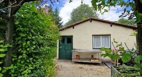 Maison 4 chambres, dépendance, piscine et jardin proche du village.