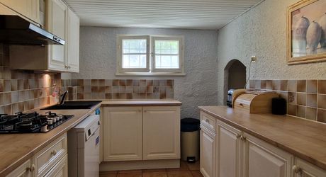 Maison 4 chambres, dépendance, piscine et jardin proche du village.