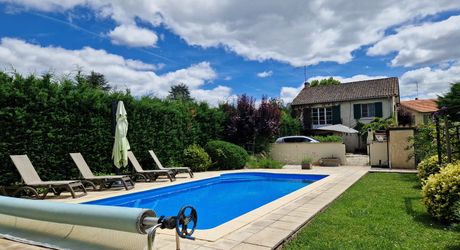 Maison 4 chambres, dépendance, piscine et jardin proche du village.