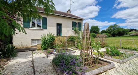 Maison 4 chambres, dépendance, piscine et jardin proche du village.